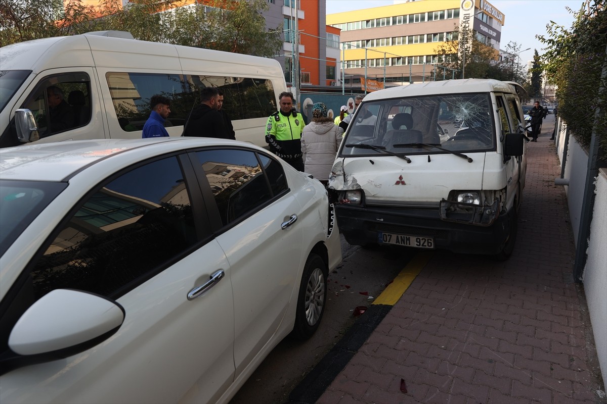 Antalya'da gasbettiği panelvan ile polisten yaklaşık 30 kilometre kaçan şüpheli park halindeki...