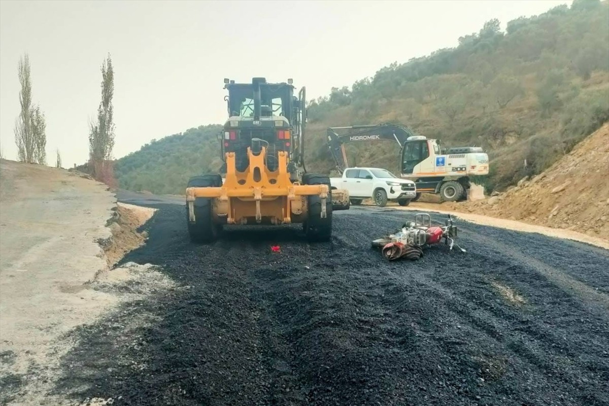 Aydın'ın Yenipazar ilçesinde asfaltlama çalışması yapan greyderle çarpışan motosikletin sürücüsü...