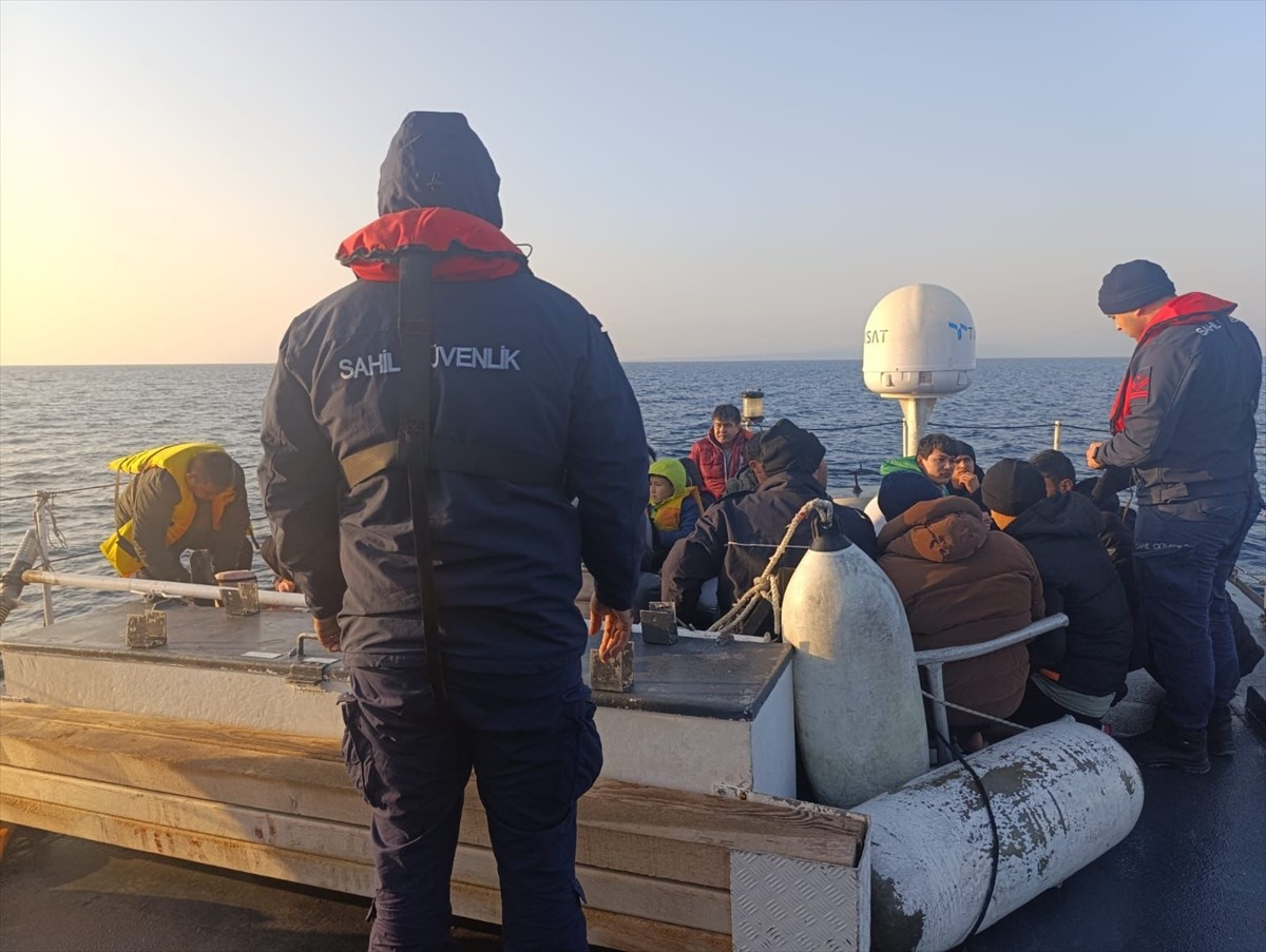 Çanakkale'nin Ayvacık ilçesi açıklarında 33 düzensiz göçmen yakalandı.