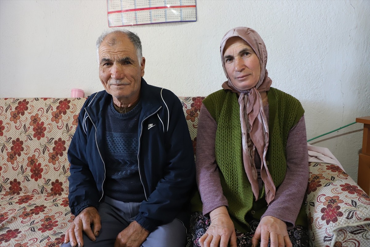 Denizli'nin Çameli ilçesinde kar maskeli olarak girdikleri evdeki karı kocayı, el ve ayaklarını...