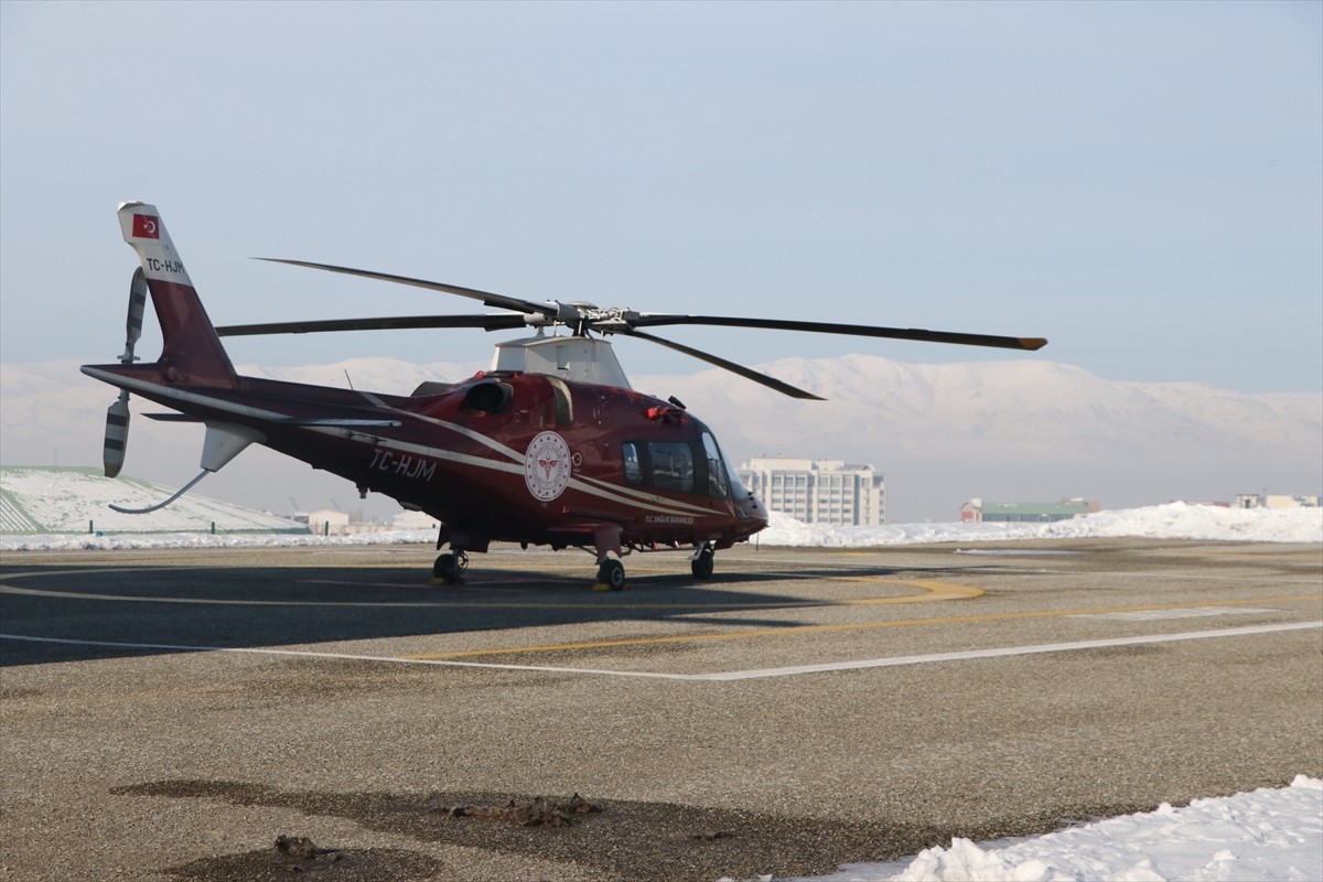  Erzurum'un Tekman ilçesinde kalp krizi geçiren 79 yaşındaki hasta, ambulans helikopterle...