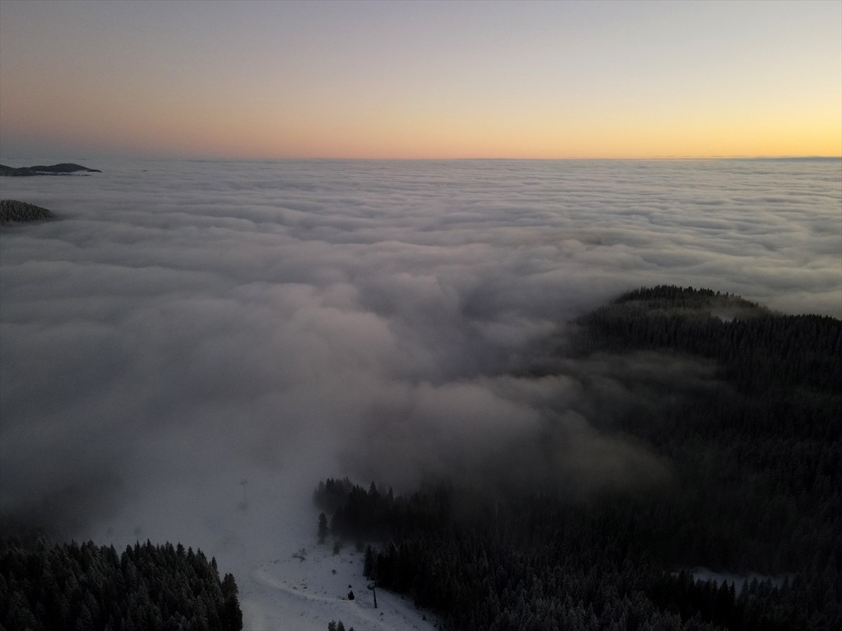 Hava sıcaklığının sıfırın altında 5 derece ölçüldüğü Ilgaz Dağı'nda sis etkisini gösterdi. Sis...