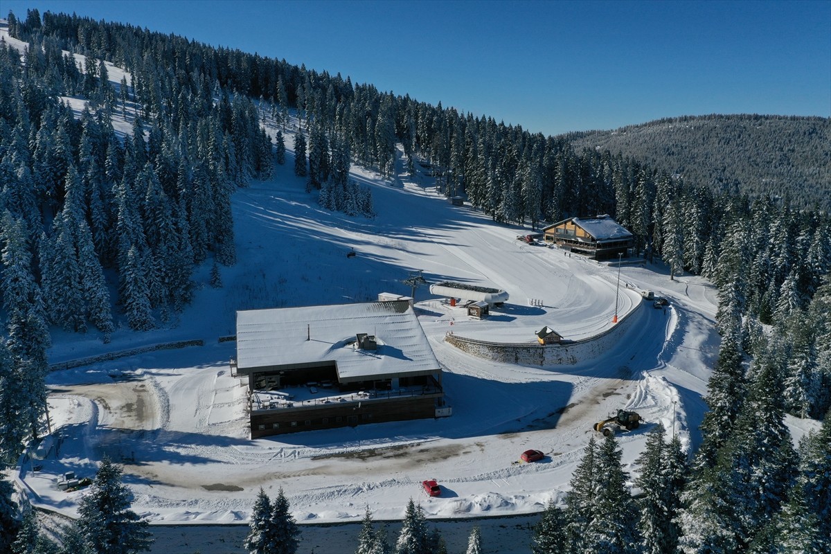 Ilgaz Dağı'nda devlet yatırımıyla 2020 yılında faaliyete giren Yurduntepe Kayak Merkezi, yeni...