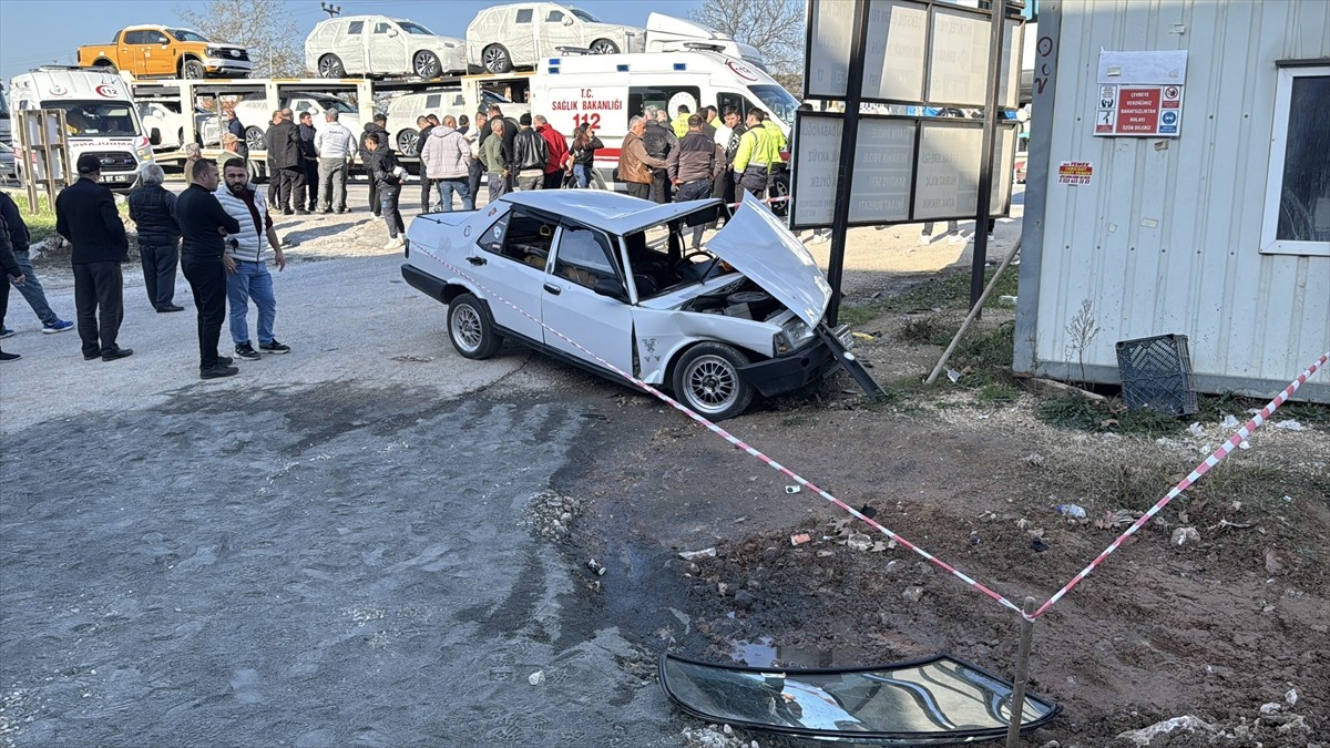 Kocaeli'nin Kartepe ilçesinde otomobil ile tırın çarpışması sonucu 4'ü çocuk 6 kişi yaralandı....