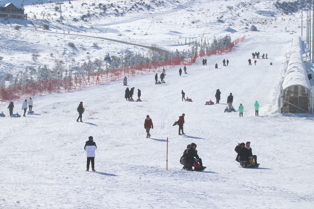  Sivas'taki Yıldız Dağı Kış Sporları Turizm Merkezi'nde kayak sezonu başladı.