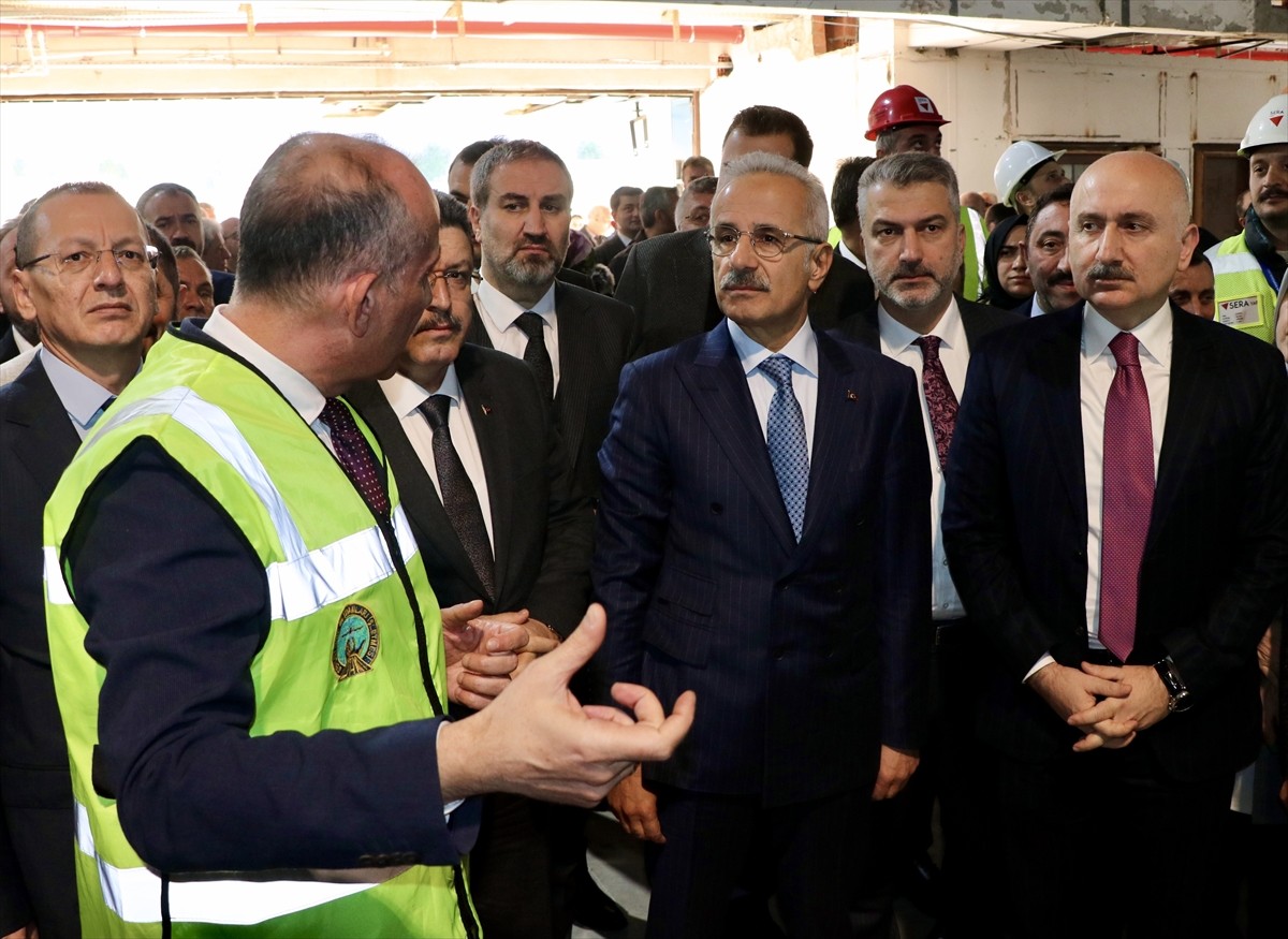 Ulaştırma ve Altyapı Bakanı Abdulkadir Uraloğlu (sağ2), Trabzon Havalimanı'nda devam eden...