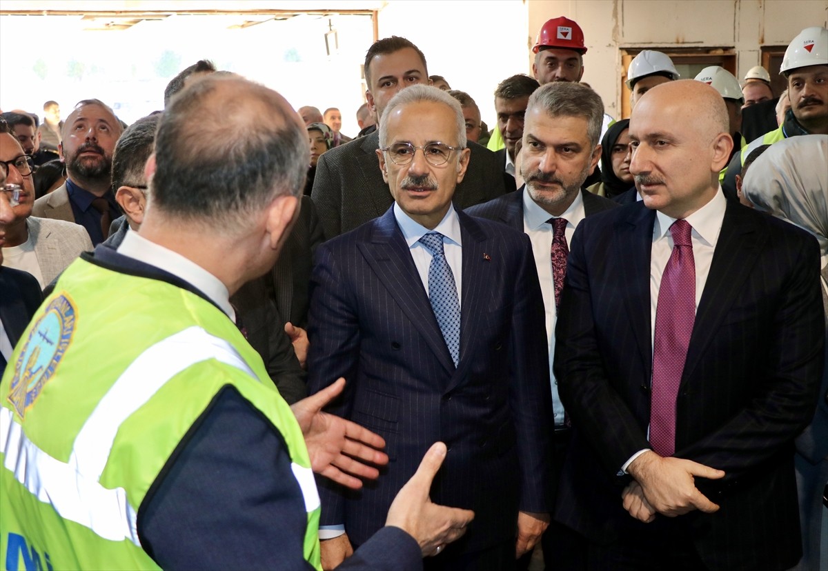 Ulaştırma ve Altyapı Bakanı Abdulkadir Uraloğlu (sağ2), Trabzon Havalimanı'nda devam eden...