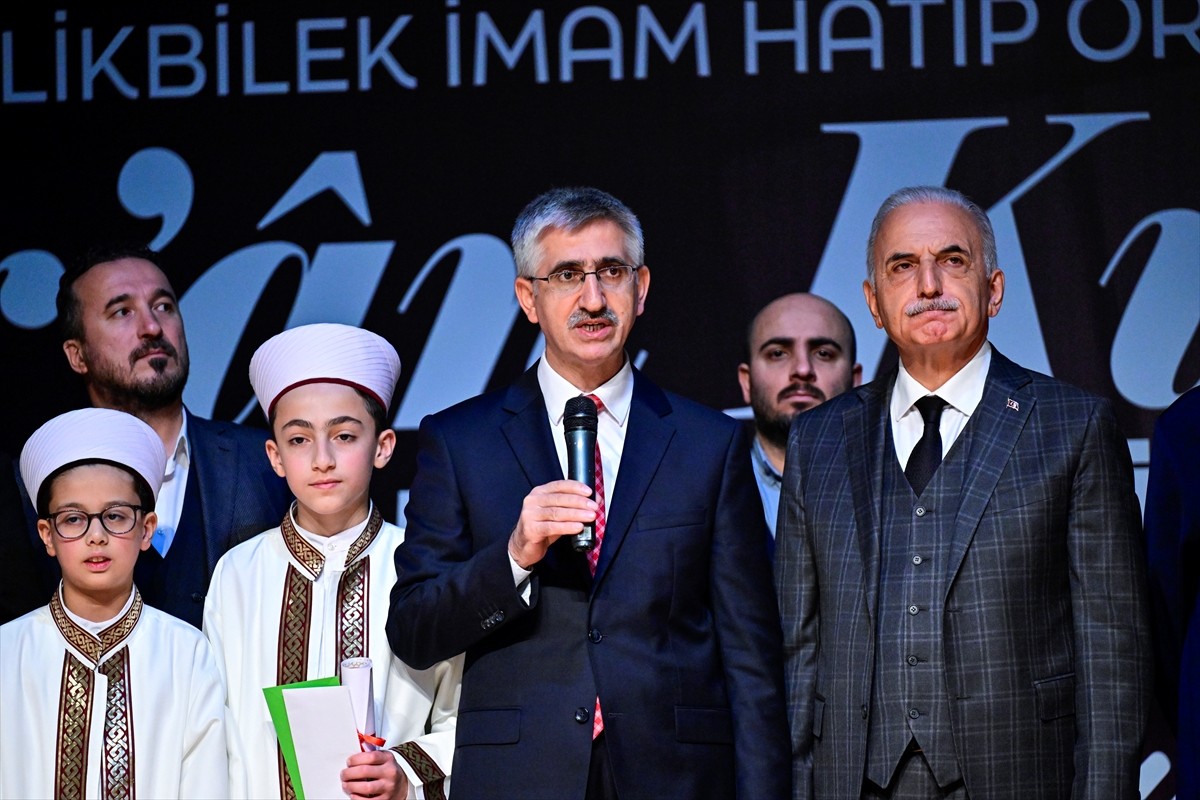 Ümraniye'de, Yücel Çelikbilek İmam Hatip Ortaokulu Kur'an Kursu'nda eğitimlerini tamamlayan 33...