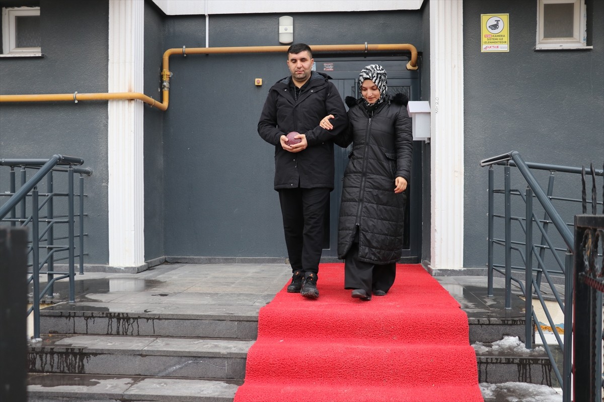 Görevi sırasında el yapımı patlayıcının infilak etmesi sonucu görme yetisini kaybeden 32 yaşındaki...