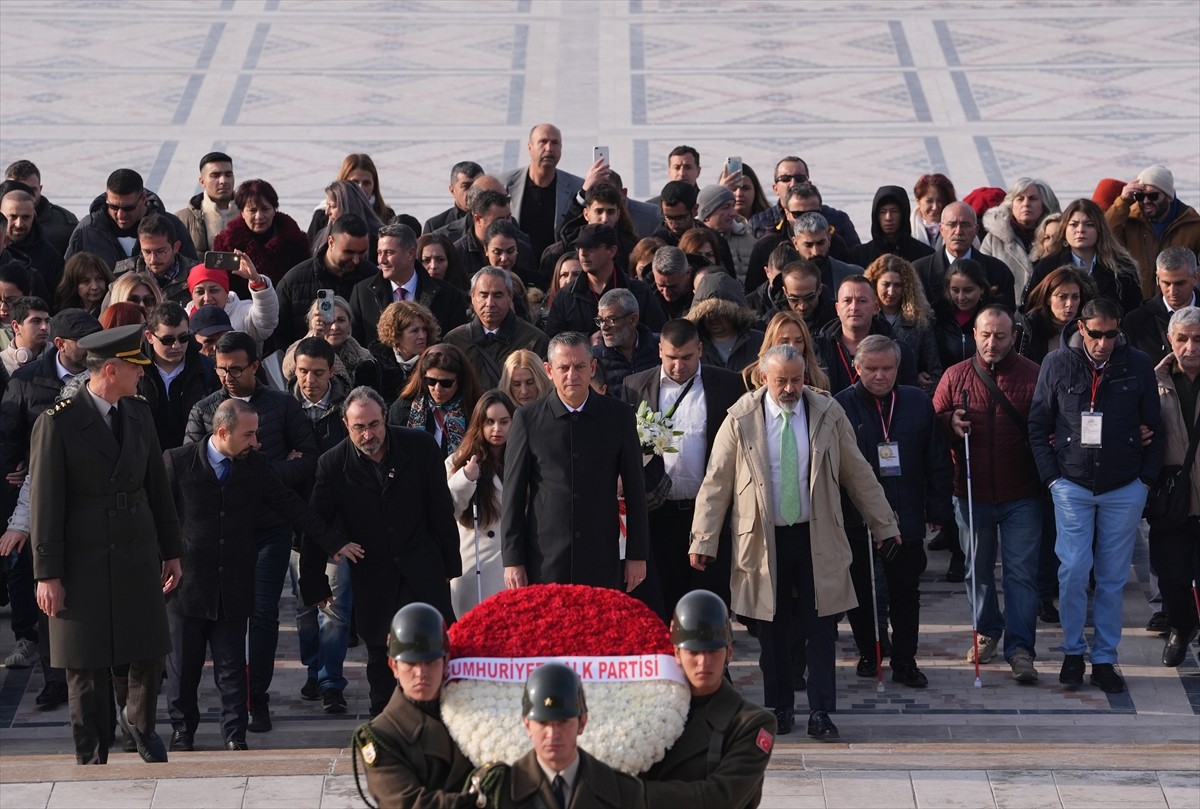 CHP Genel Başkanı Özgür Özel, 3 Aralık Dünya Engelliler Günü'nde Anıtkabir'e ziyarette bulundu....