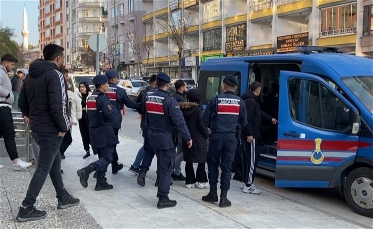 Çorum'da, darbettikleri kişinin aracını gasbettikleri iddiasıyla gözaltına alınan 3 şüpheli...