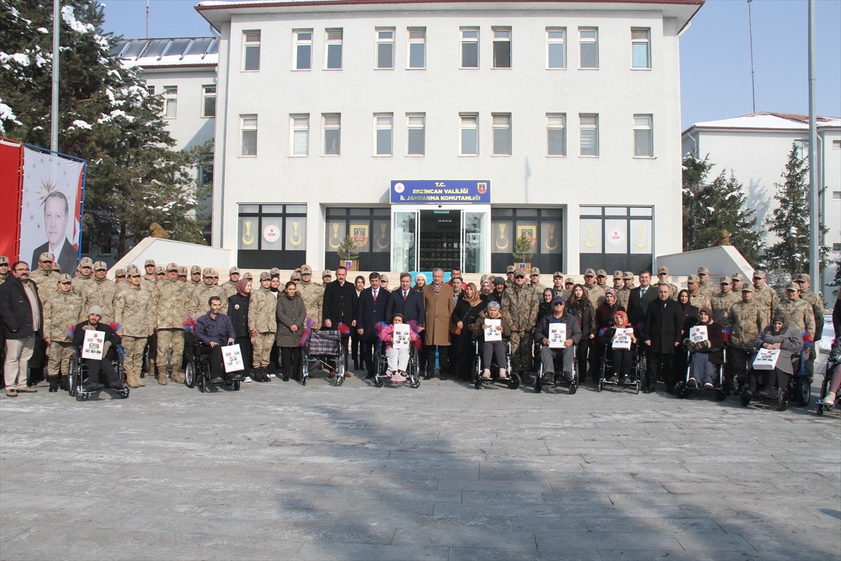 Erzincan İl Jandarma Komutanlığı ekipleri ile Erzincan Gönüllü Gençler Derneğinin desteğiyle 10...