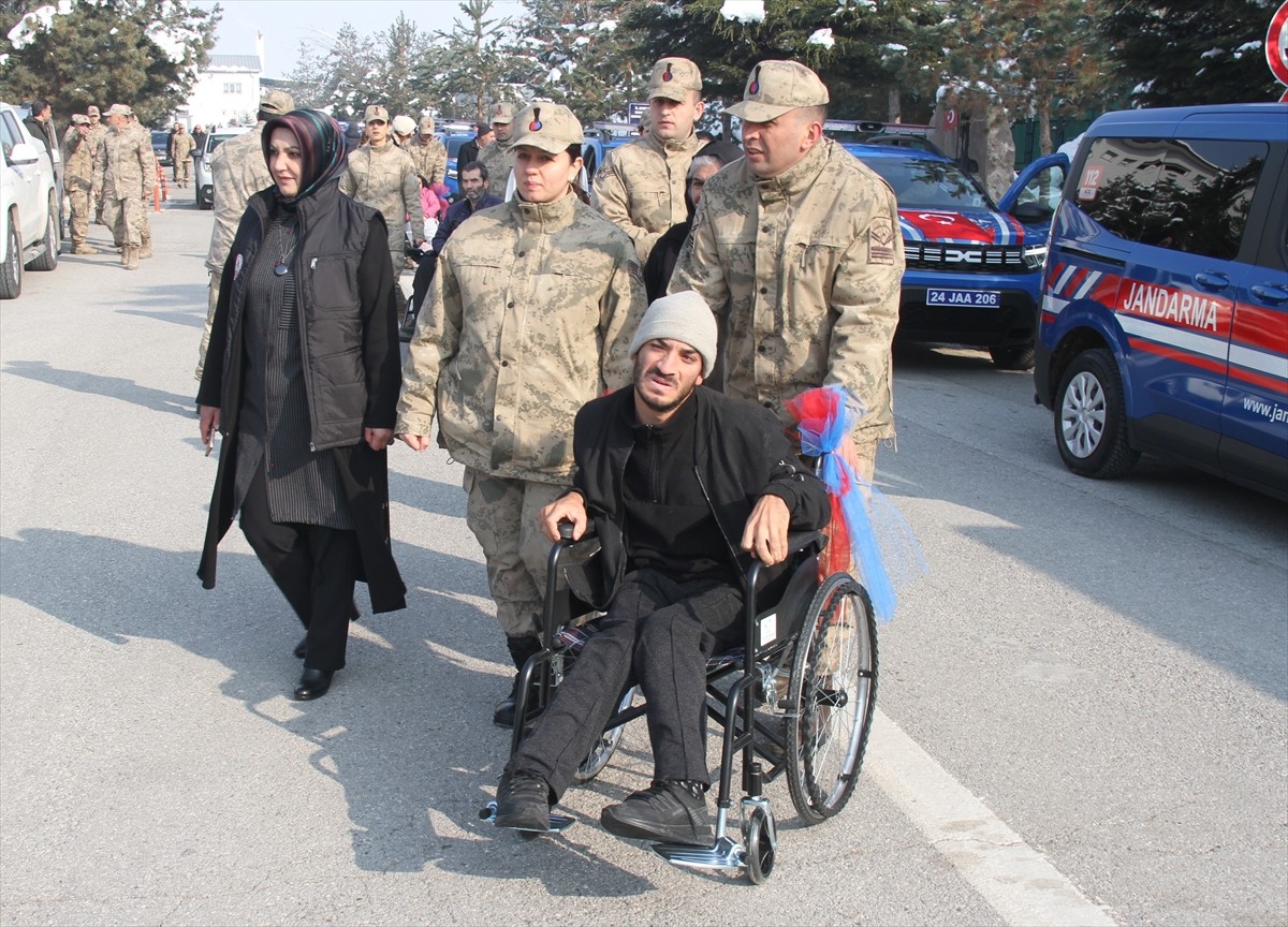 Erzincan İl Jandarma Komutanlığı ekipleri ile Erzincan Gönüllü Gençler Derneğinin desteğiyle 10...