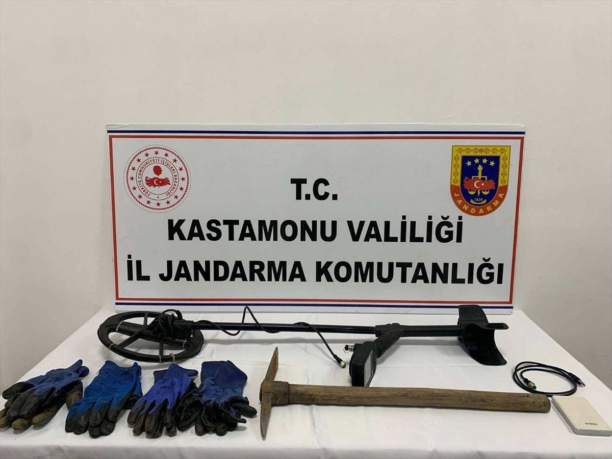 Kastamonu'nun Taşköprü ilçesinde kaçak kazı yaparken yakalanan 2 kişi gözaltına alındı. Zanlıların...