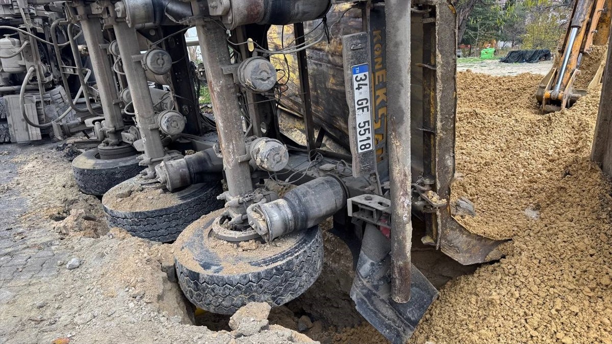 Beylikdüzü'nde İSKİ'nin altyapı çalışması sırasında yolun bir kısmında oluşan çökme sonucu...