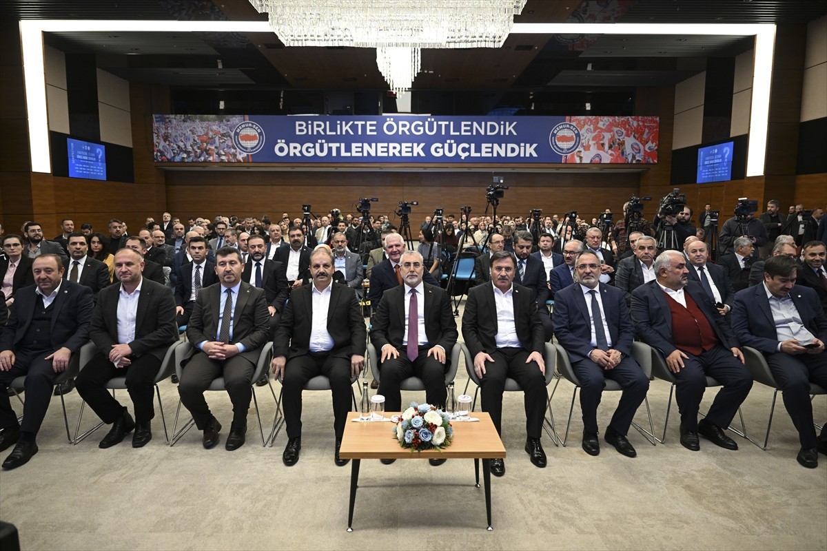 Çalışma ve Sosyal Güvenlik Bakanı Vedat Işıkhan, Memur-Sen Konfederasyonu Genel Merkezinde...