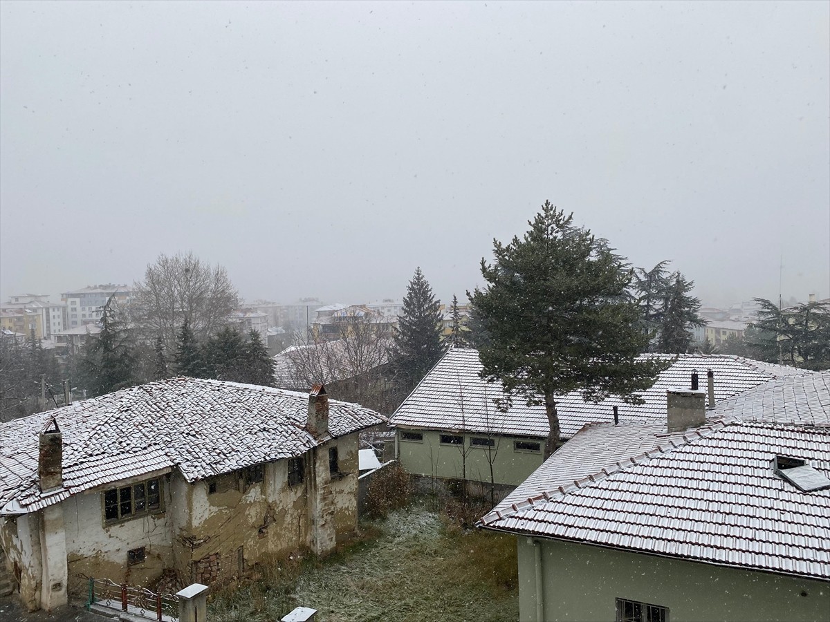 Çankırı il merkezinde ve ilçelerinde kar yağışı etkili oldu.