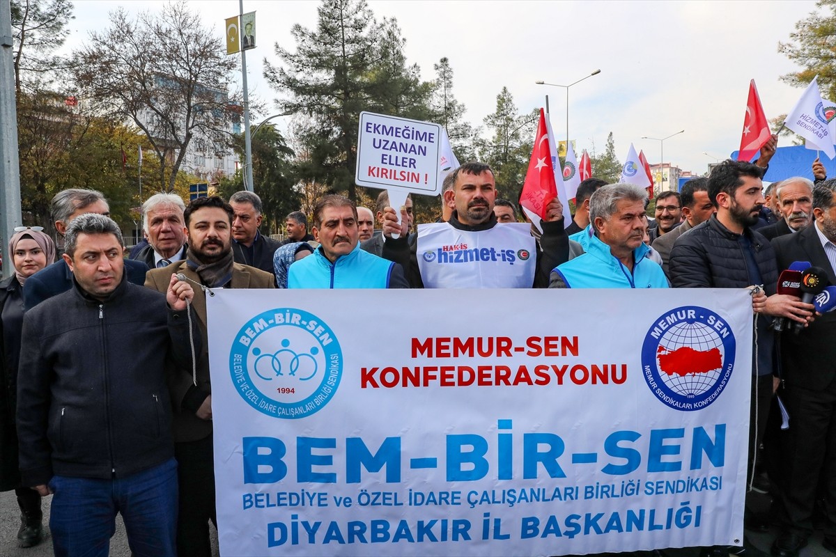 Diyarbakır'da Hizmet-İş Diyarbakır Şube Başkanı Ercan Kahraman, sendika üyeleri ve bazı...