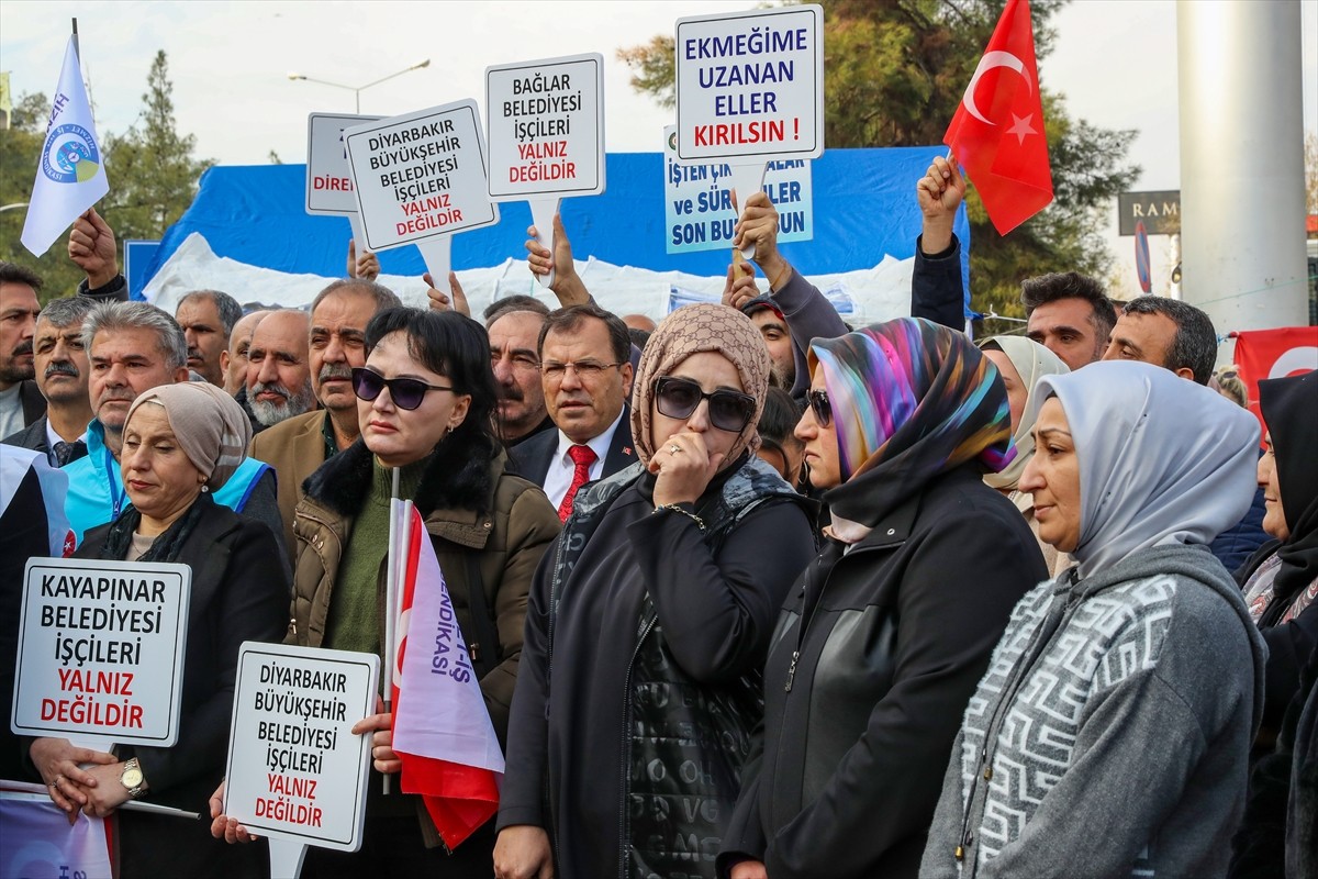 Diyarbakır'da Hizmet-İş Diyarbakır Şube Başkanı Ercan Kahraman, sendika üyeleri ve bazı...