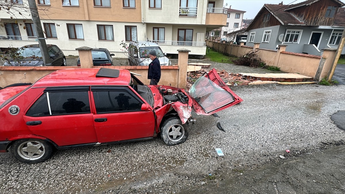 Düzce'de sitenin bahçe duvarına çarpan otomobildeki ikisi çocuk, biri bebek 5 kişi hafif...