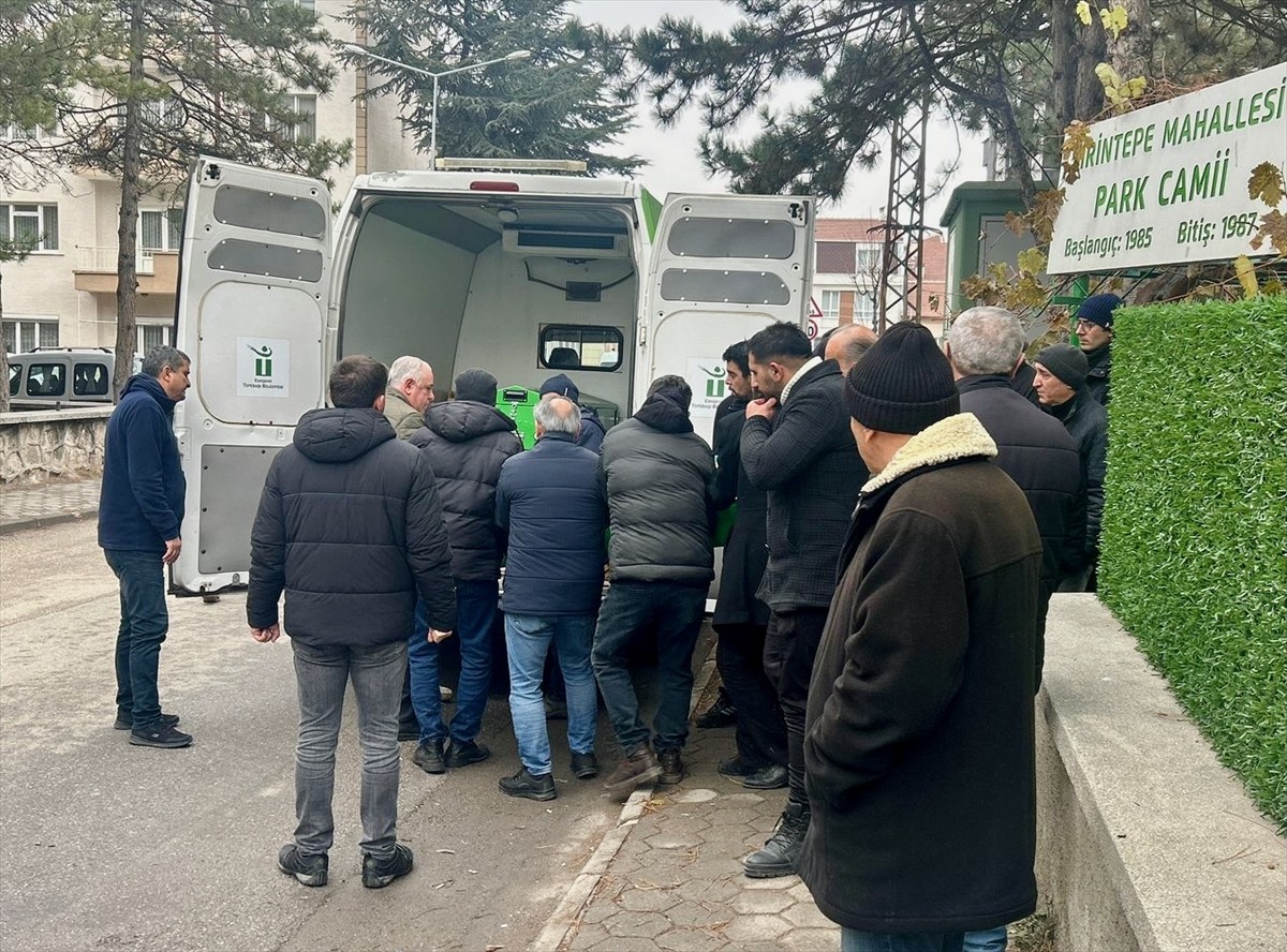 Eskişehir'de evinin garajında tamir etmeye çalıştığı otomobilinin egzoz gazından zehirlenen kişi...