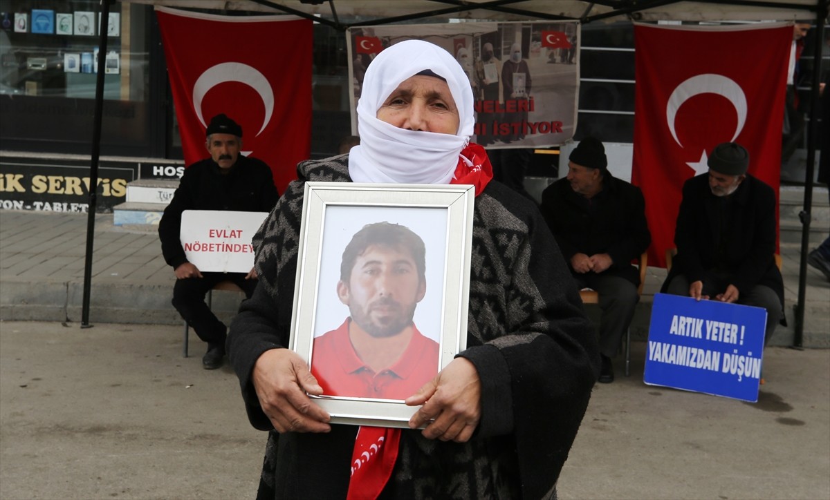 Muş'ta çocuklarını terör örgütü PKK'dan kaçırılan aileler, DEM Parti İl Başkanlığı binası önündeki...