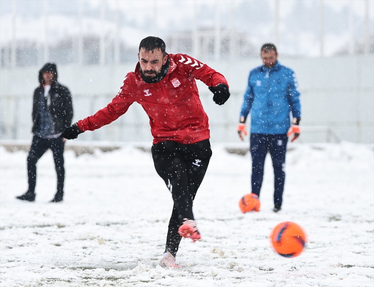 Net Global Sivasspor, Trendyol Süper Lig'in 15. haftasında sahasında Galatasaray ile oynayacağı...