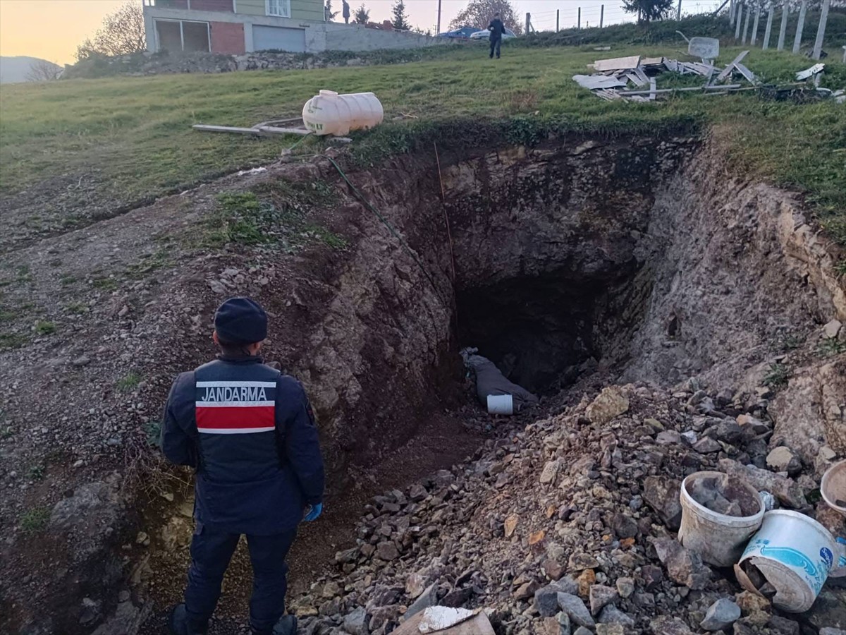 Samsun'un merkez Atakum ilçesinde evinin bahçesinde yaklaşık 3 metrelik çukur açıp kaçak kazı...