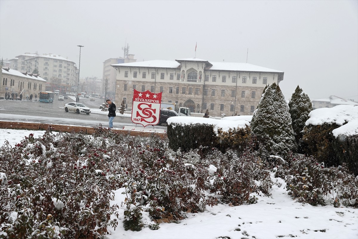 Sivas'ta etkili olan kar yağışı, kent merkezini beyaza bürüdü.