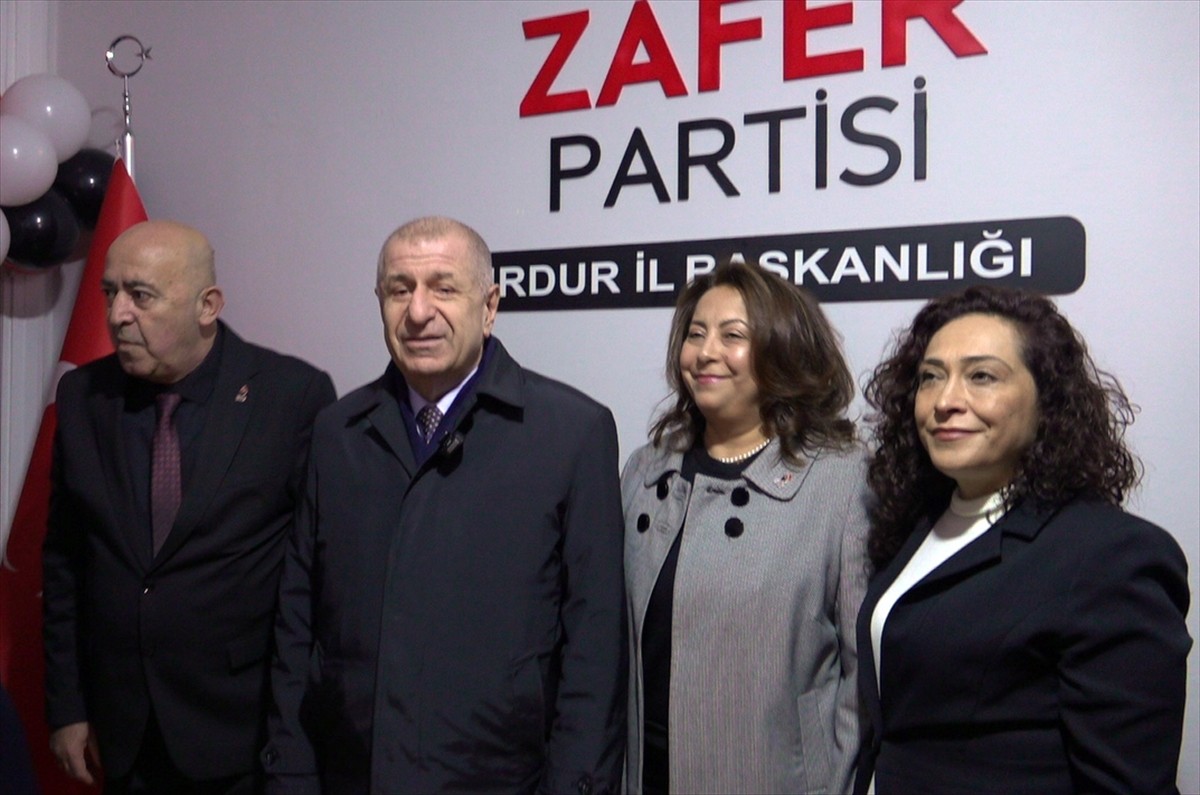 Zafer Partisi Genel Başkanı Ümit Özdağ (sol 2), partisinin Burdur İl Başkanlığının yeni binasının...